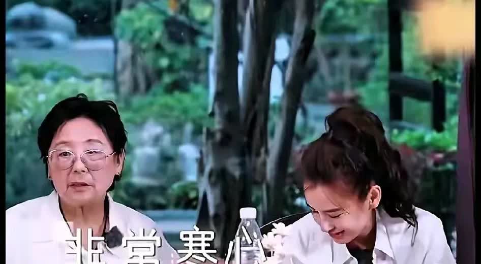 俗话说  “外甥是姥姥家的狗，吃饱了就走”，这句话在明星家也不例外！黄圣依妈妈伤