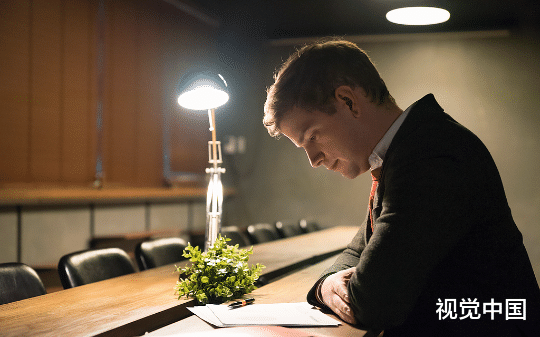 未婚妻为了保姆儿子逃婚，还联手我姐把我赶出家族企业，却不知她家公司和我家公司背后资方都是我