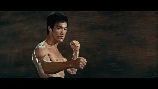   《猛龙过江》 这部电影里面表现出李小龙电影两个重要特点，第一是他不屈的抗争，