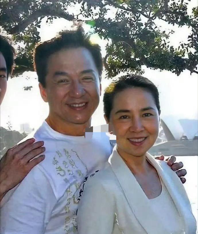 成龙一家合照，很多人才发现龙嫂林凤娇出镜率低到大家都快忘了她长啥样。成龙是演艺界