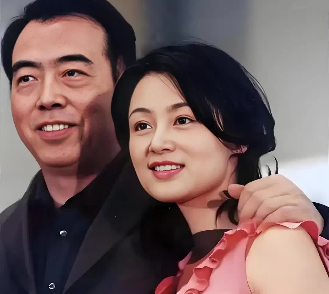陈凯歌说，陈红的每一件衣服都是他买的。

他去澳大利亚，一次性买回来30多件