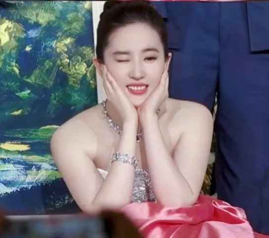 刘亦菲，壮是真的壮! “珠圆玉润”这个词从此有了代言人， 这白嫩肉感的身材看着太