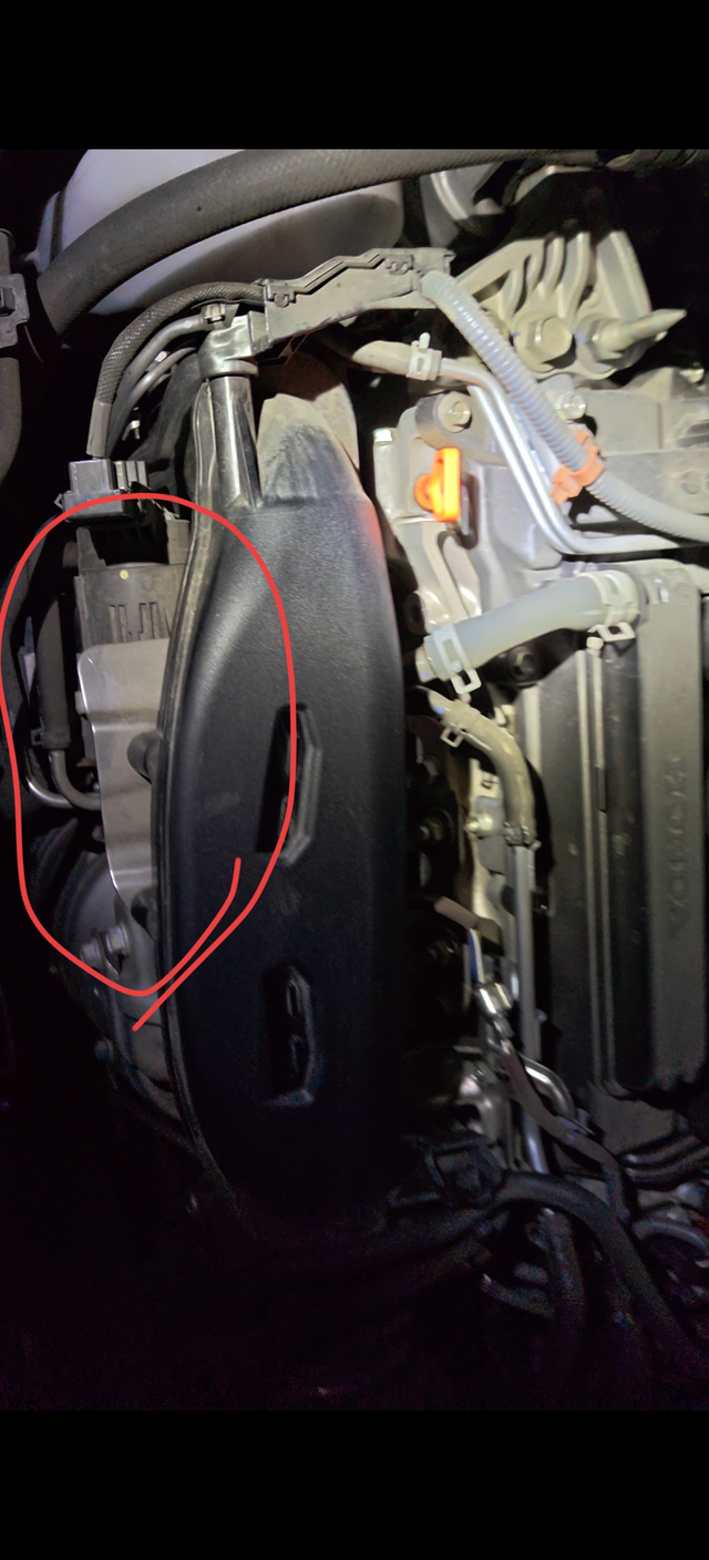 这是什么部件
这个是什么东西呀，最近车一通电这个就滋滋响，声音挺大，隔着发动机盖