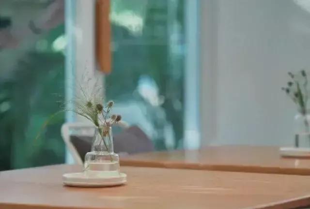 最值得你爱的只有三个人：
1.第一个：是母亲。她用一生的操劳，织就你生命最初的温