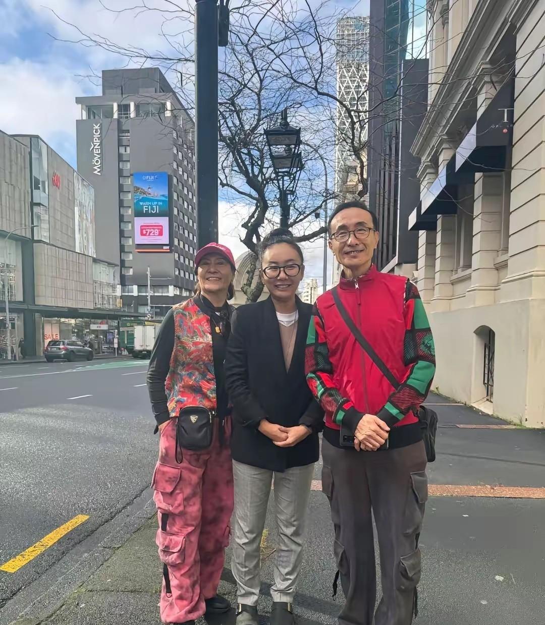 夫妻俩很随和，国外旅行遇粉丝，大方的合影留念。
