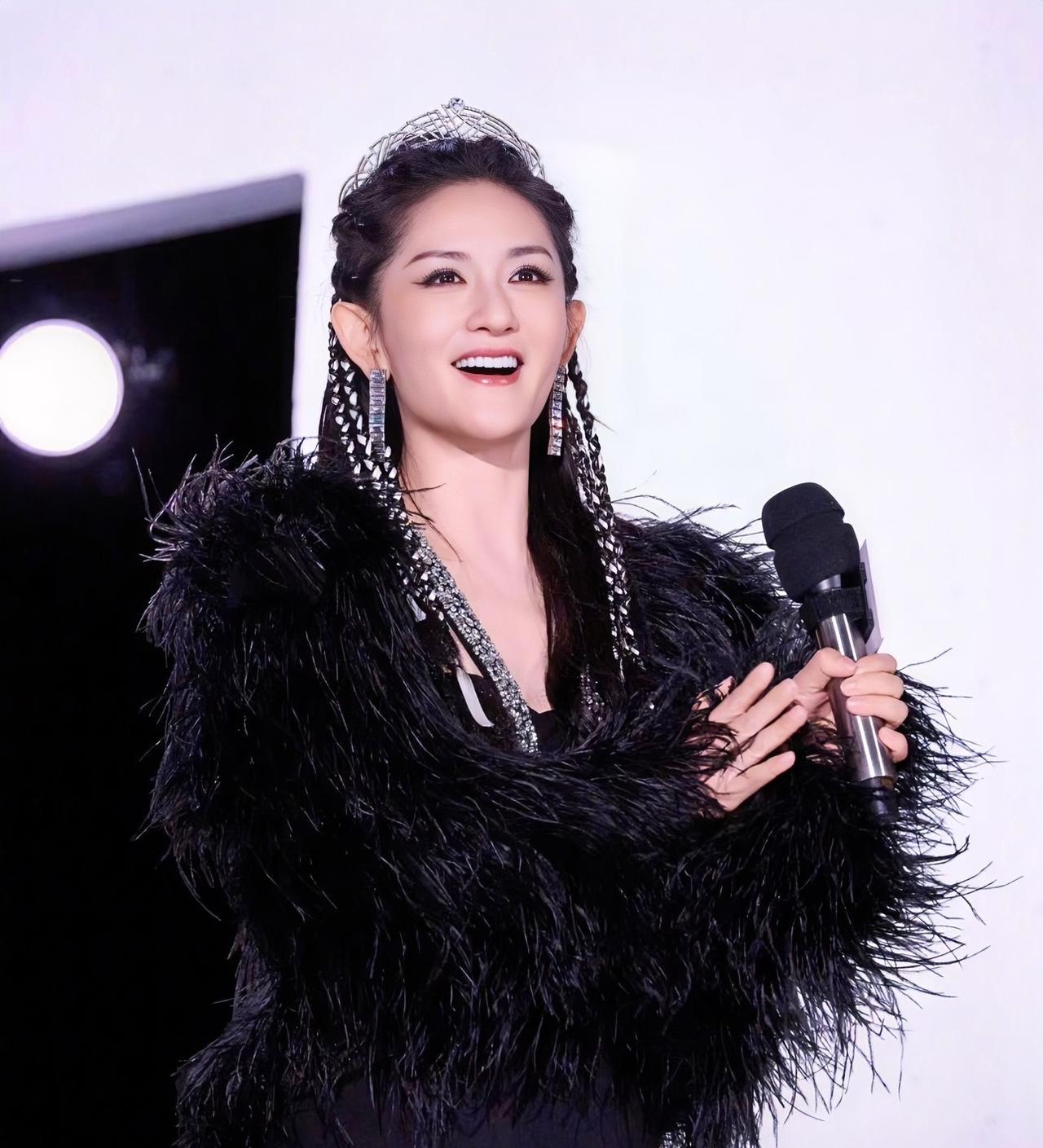 不得不说
谢娜真是嘴替天花板了，
当《浪姐》舞台结束公布票数后，谢娜真的勇，率先