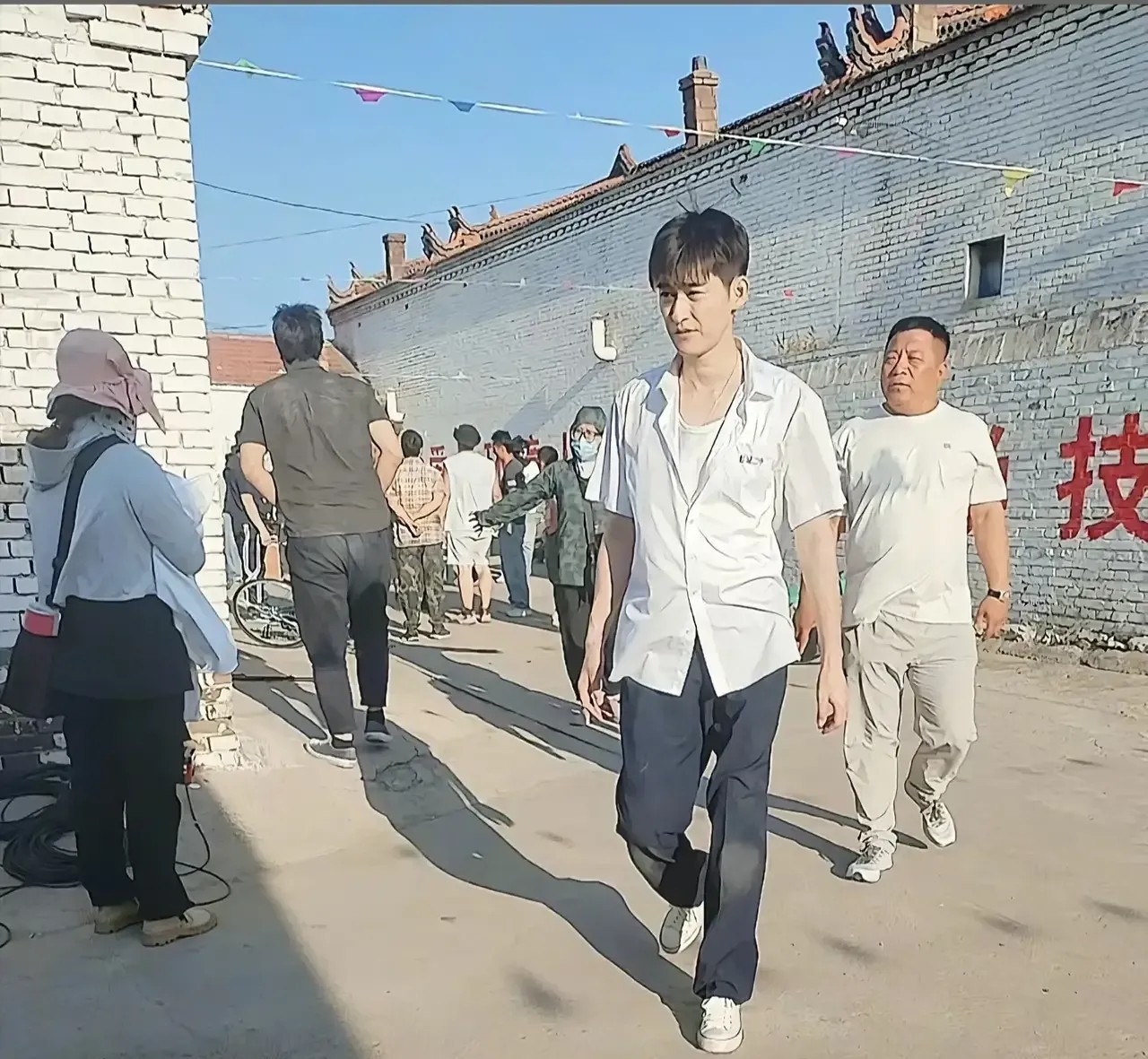 万万想不到
现在的娱乐圈，
都卷成这样了，有些演员明知不可为之而为之，最后落得饱