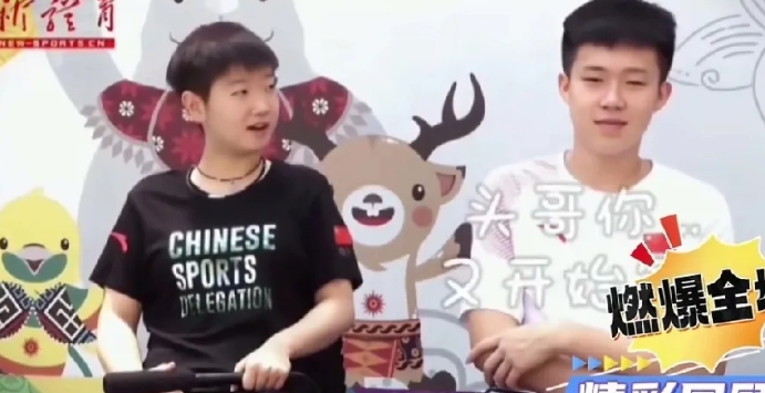 这一幕燃爆了全场，

也是精彩的回顾，记者问莎莎，

人人都说你可爱，

大头捏