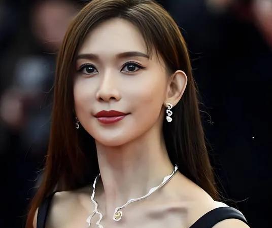百字文：
50岁林志玲一袭红裙亮相芭莎，优雅如初惊艳全场。绸缎长裙勾勒曼妙身姿，