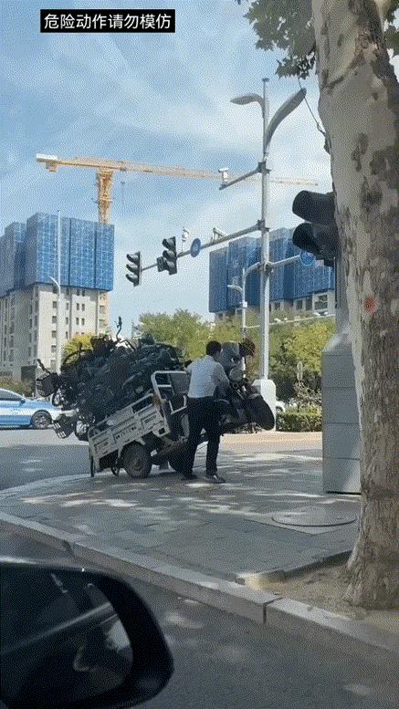 好事做了，估计骑三轮的大哥还得说呢，你倒是帮我推一下呀！[憨笑]