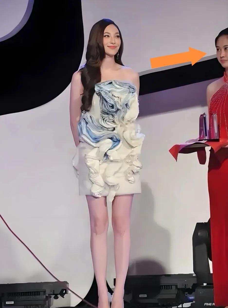 女星吴佩慈应该是不怎么上镜，看她左边的宾礼小姐就知道了，那眼神似乎在说明：“哇！