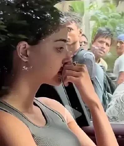 一位印度高种姓漂亮女孩，坐在车内被一群低种姓男人尴尬围观，有点"癞蛤蟆想吃天鹅肉