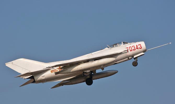 [太阳]1979年，索马里向我国付了一半定金，购买了24架歼6战斗机，哪知道，战