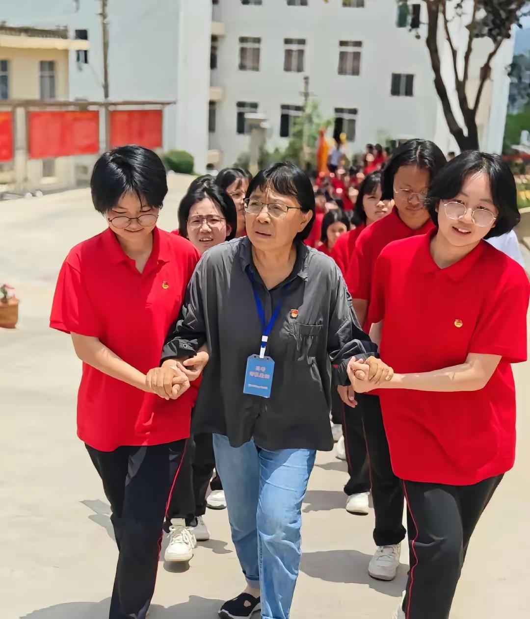 深挖华坪女高没有毕业典礼这件事，
直接被惊到了，原来不是她们不想办，
而是张桂梅