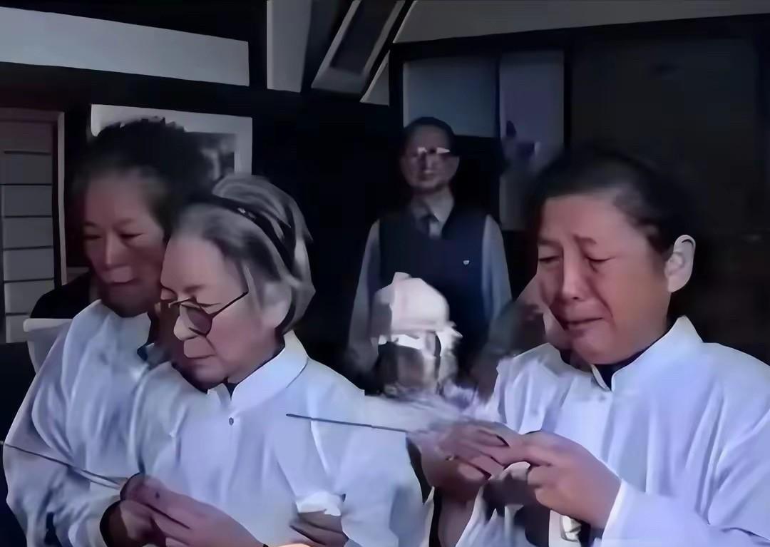1990年，抗日名将孙立人病逝，终年90岁，在他的葬礼上，两任妻子张晶英和张美英
