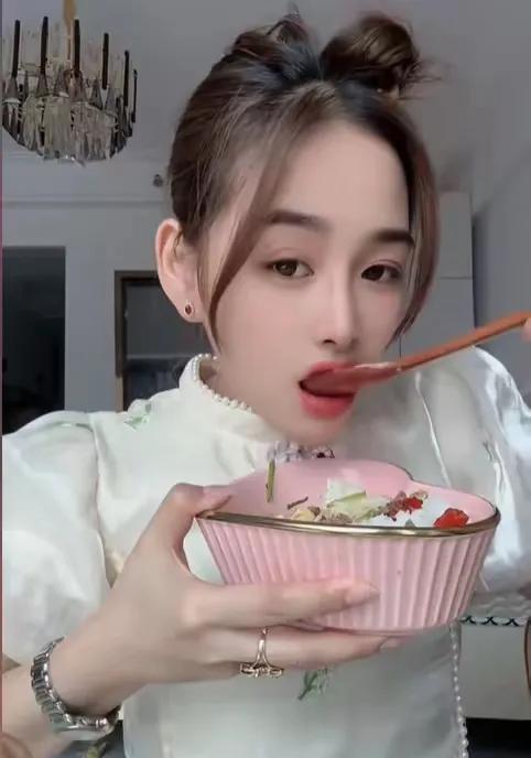 紫霞就是典型捞女！
紫霞现在所有操作套路，都符合现在捞女的那一套规则。
首先是装