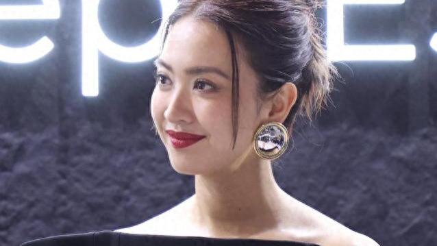 朱千雪露肩秀长腿暂不拍剧，既当律师又做大学老师，还乘公交带娃