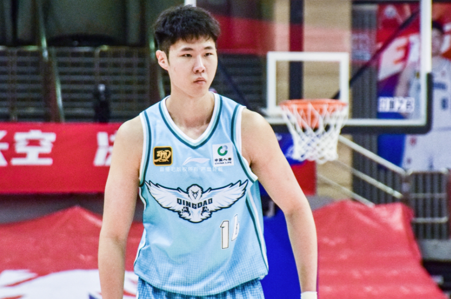 青岛男篮公布了新赛季的国内球员注册信息。其中：
赵嘉义正式转会加盟，球队认领了胡