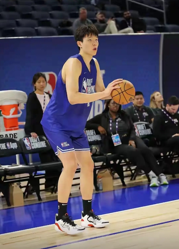 杨瀚森能来勇士吗，抛开是中国人
他的传球和球商还是适合勇士的
明年鲁尼除非底薪也