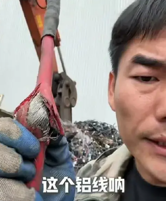 新能源汽车到底造了什么孽？让收废品的都急眼了。
原来是一位收废品的大哥在气愤的吐