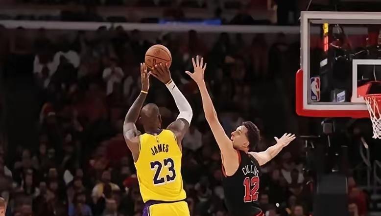 湖人这阵容，简直是NBA的奇葩！大交易后，没正经中锋，硬生生靠锋线顶着。你敢信？
