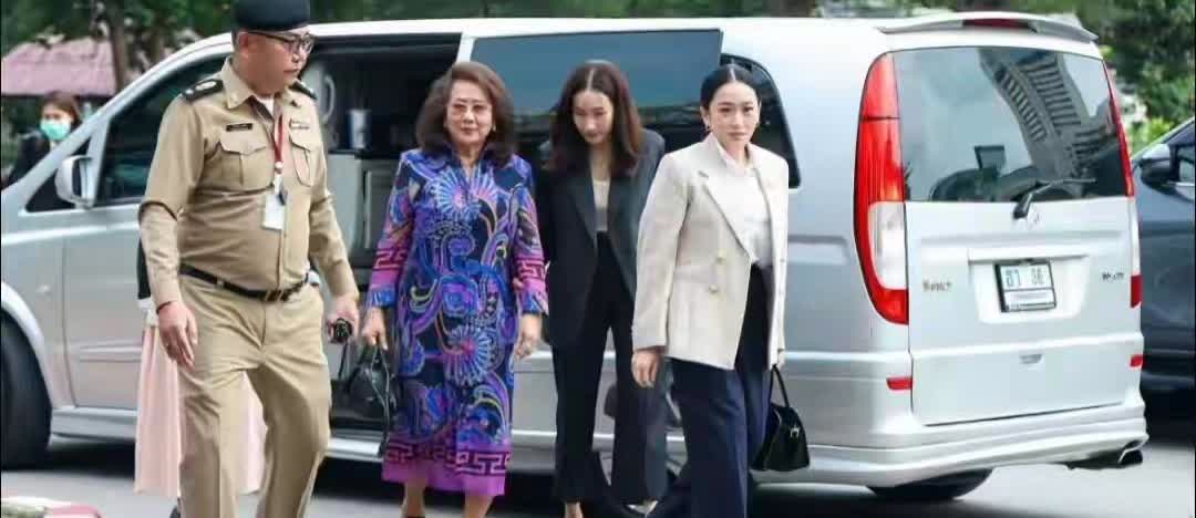 他信前妻携两女儿探监，离婚17年仍不忘32年夫妻感情，从未离开