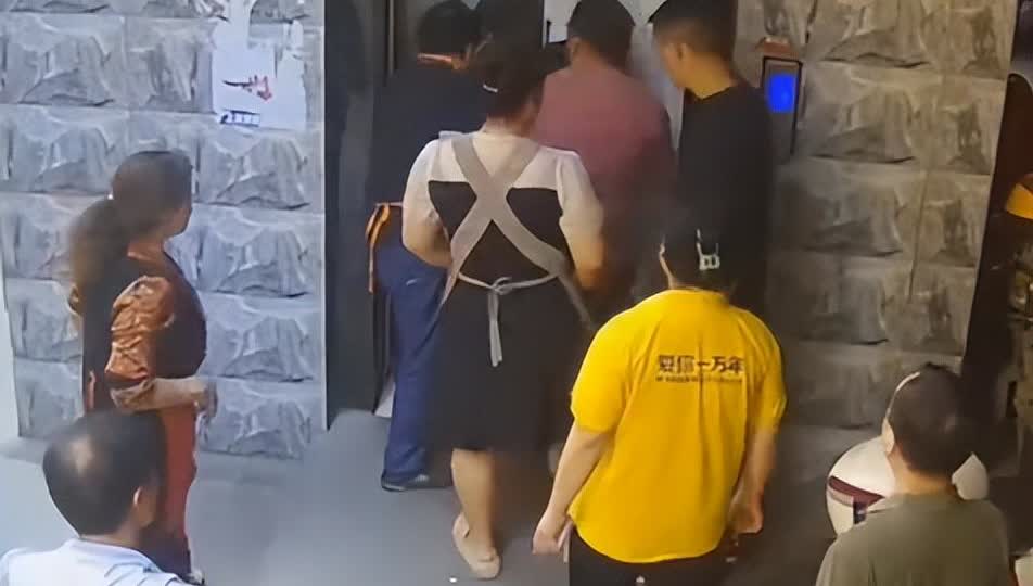 老人骑三轮车冲进电梯井：群众曝当时情况，疑似故意，人已脱险。

江苏一个老小