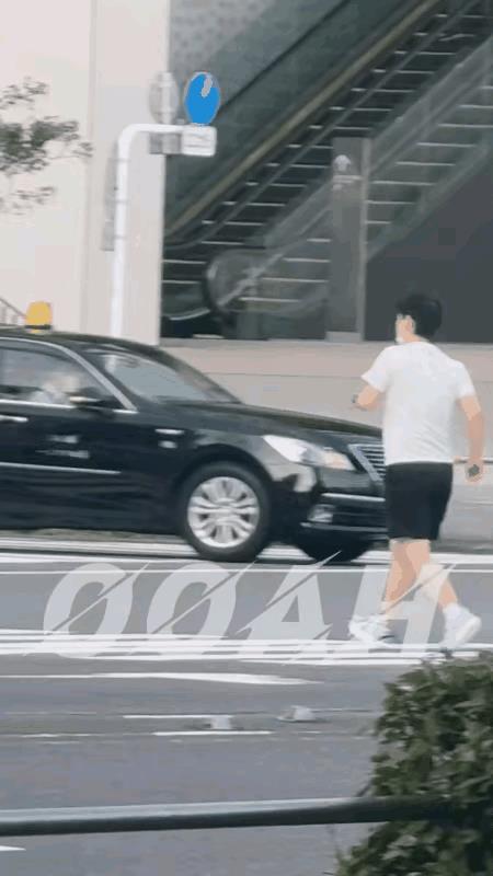 莎莎这“隐身术”厉害咯！
明明北京出发没见到，
落地横滨人参果现身，
还带着翔哥
