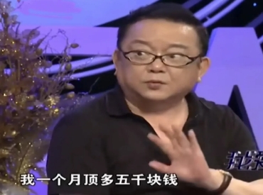 1997年，王刚的女儿一年的留学费用需要25万左右，这愁坏了当时工资每月只有50