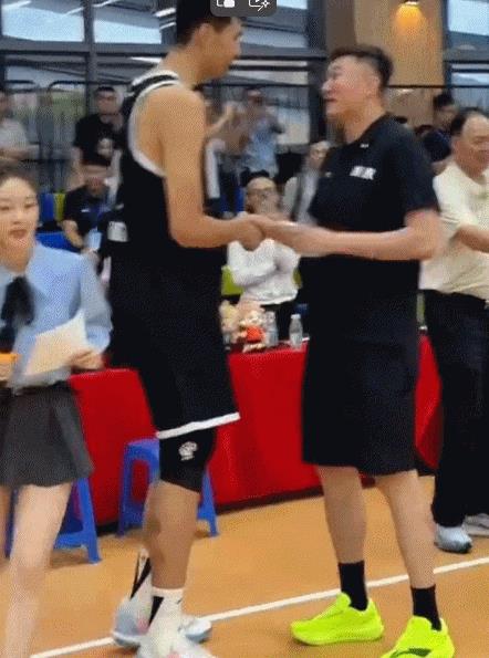杜锋：这下你小子可安逸了，以后再也不用看我的脸色。
徐昕：杜导那天我错了，其实真