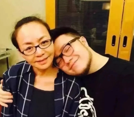 2003年，宋丹丹带着巴图参加爷爷的葬礼，却被拒之门外，前夫英达说：“谁让你们来