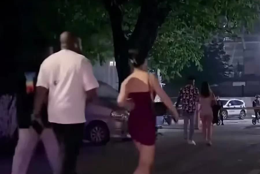 黑人真这么有魅力吗？

深夜两名女子看到多名黑人男子后，主动上前搭讪，没几分