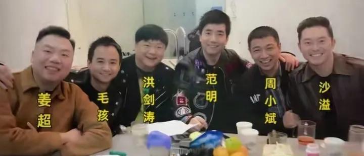 电视剧“炊事班的故事”时隔十五年主演们再相聚时的一张留影蜡烛