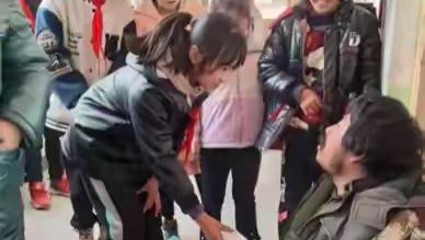 拾荒者胡磊资助的一位女孩不幸去世，曾感动无数网友，让人心碎