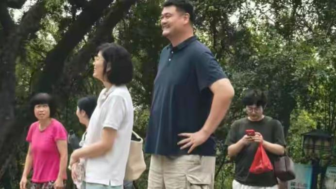 姚明一家游苏州太湖，15岁女儿打扮显老气，岳母出镜疑身体不适