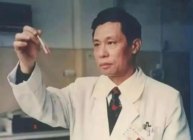 [月亮]1984年，叶剑英的肺病急剧恶化，情况不容乐观，正当中央准备为叶剑准备后