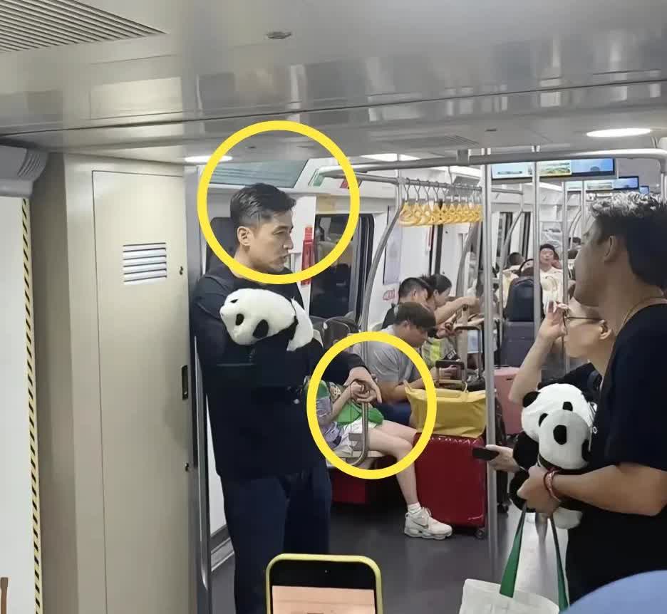 胡歌这也太“恐怖”了吧！
有人在成都地铁偶遇胡歌，

路人都不敢靠近只能远