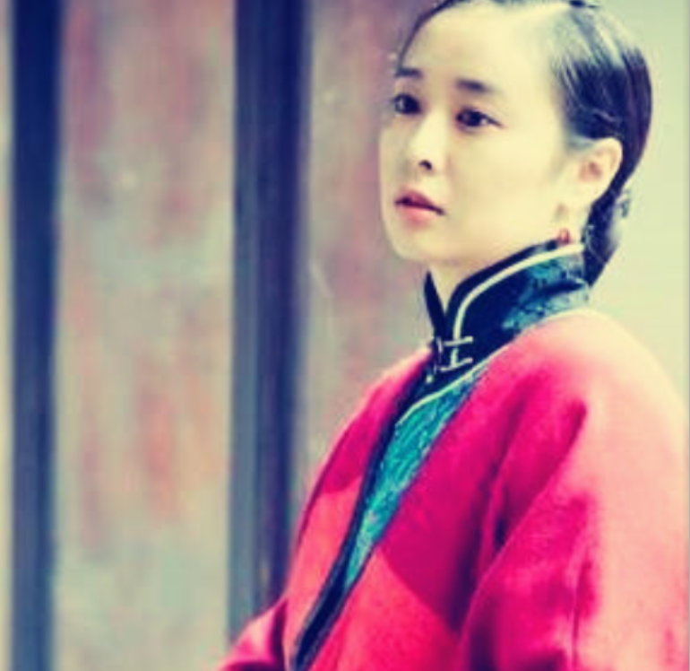 1912年，张作霖用马鞭狠抽张学良，夫人们纷纷跪倒为其求情，张作霖一瞪：“谁敢求