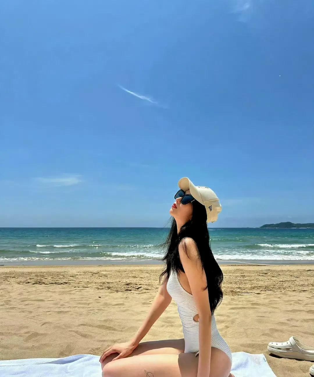 刘令姿比基尼泳装迷人写真