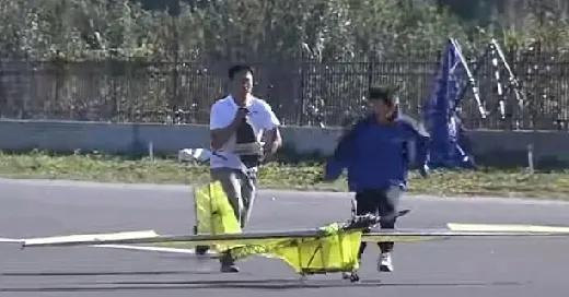 这些孩子们，做个玩具也就算了，还让飞机驼上六个袋子（玩六代机啊）！
在学中玩，在