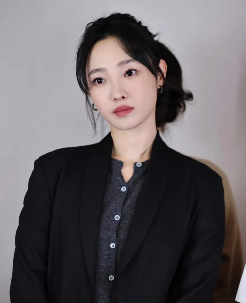 为什么王传君拿影帝，白百合反应那么大？

娱乐圈的朋友说原因很简单，这关系到白百