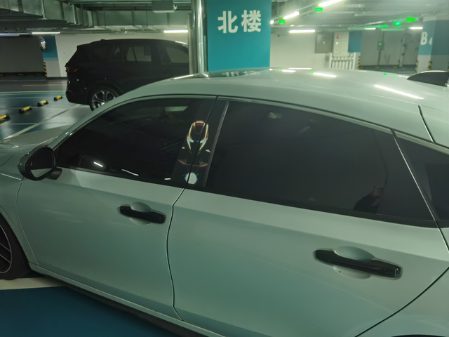 思域B柱铁
稍微装饰一下，花里胡哨的不行，就简单的搞一下！