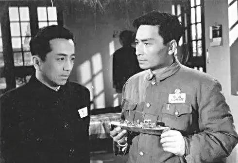 这是1959年上映的影片《向海洋》中的一个镜头，这两位演员是否很面熟呢？
他俩都