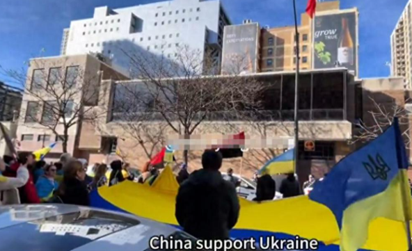乌克兰民众高举中乌国旗求援，中方态度明确获赞！

近日，一段视频引发关注，大量乌