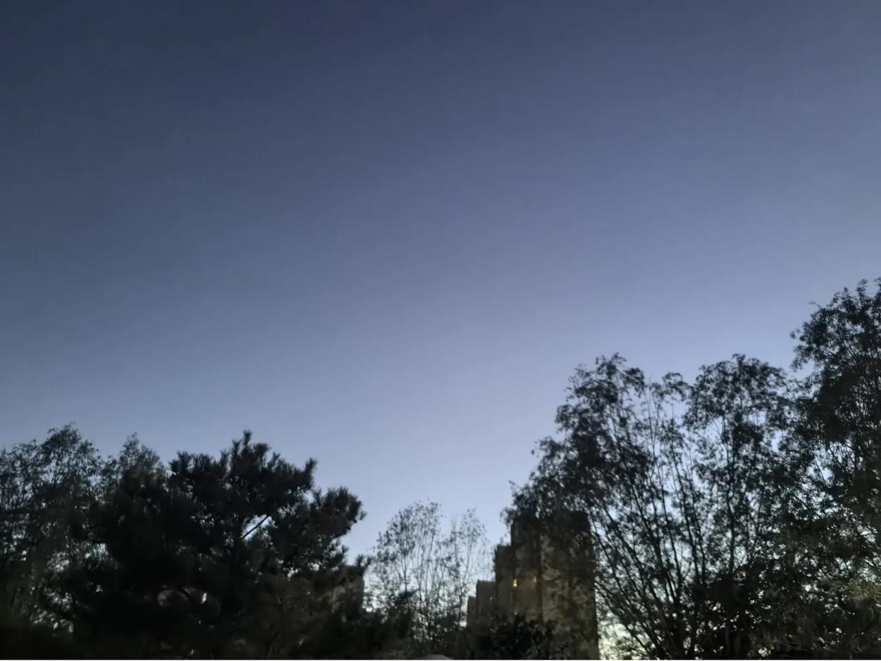 夏至日，保定晚上八点半的天。
还亮着呢