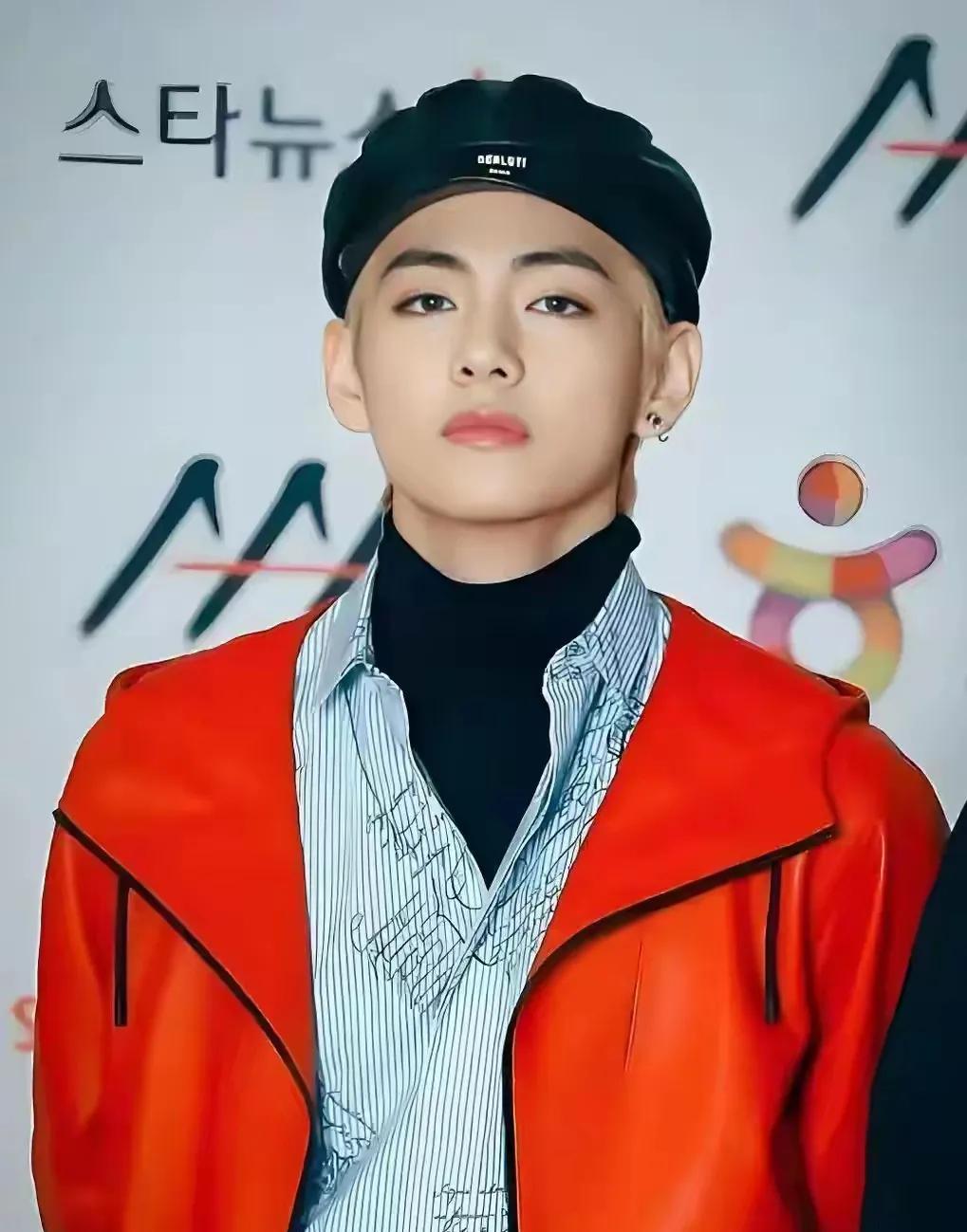 他现在是韩国男人中的颜值担当，韩国颜霸，拥有着精致的五官，每一部分都是最标准的，