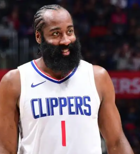 当年不换来哈登，快船肯定比现在强。
用哈登的首轮和筹码换来一个合格的首发大前锋没