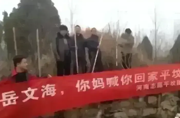 岳文海终究玩火自焚——2012年5月，时任河南省周口市市长的岳文海在全市范围内掀