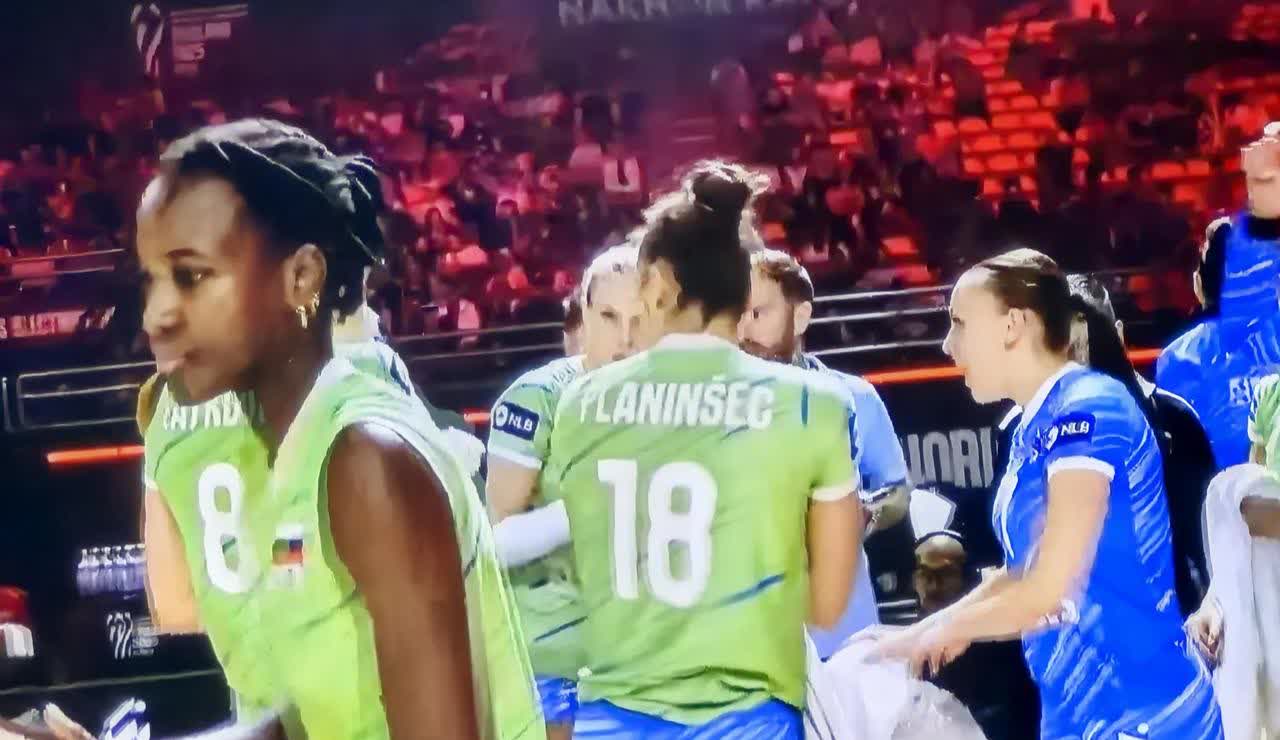 女排世锦赛
基拉里卸任后，
美国女排换血新人主打，
新人成绩不太理想。
