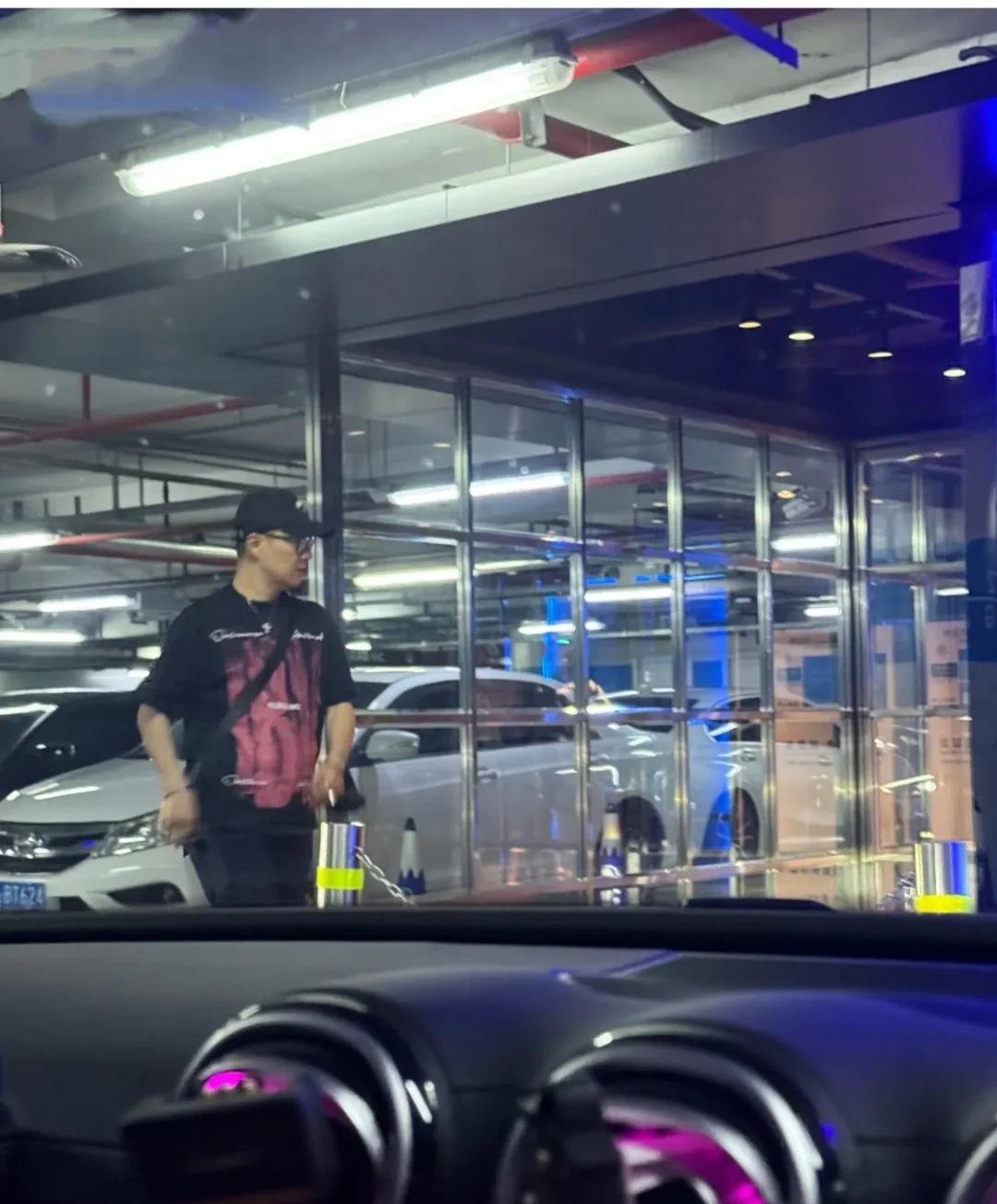 汪峰带着两个女儿逛街，看起来之前好不容易减下去的身材，又发福有大肚腩了，第一次发